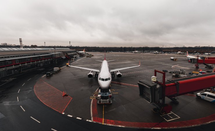 Aereo fermo in aeroporto