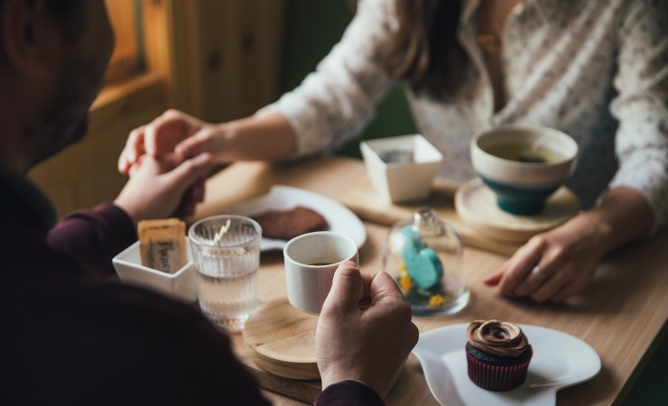 Coppia di innamorati beve il caffè