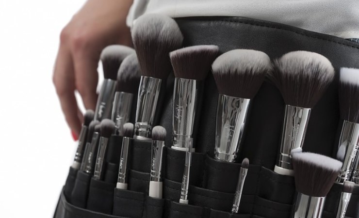 Makeup con i pennelli per il trucco