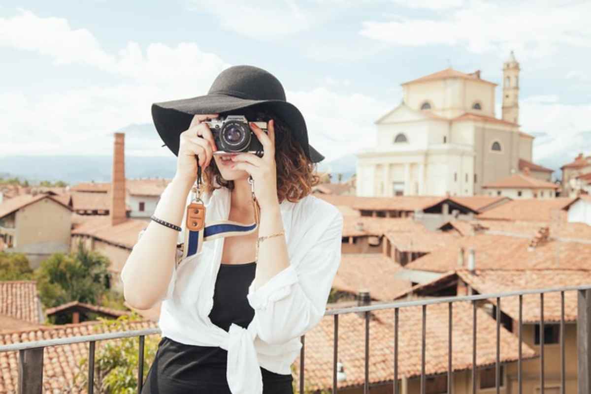 Turista che scatta fotografie